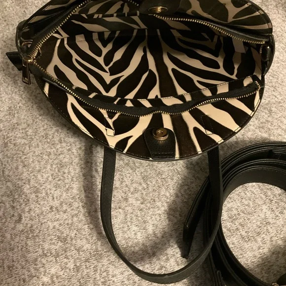 Carlos Santana 13" Round Black Faux Leather Crossbody Handbag zebra print inside - Picture 3 of 6